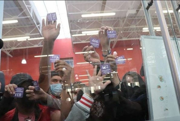 Ante falta de vacunas, jóvenes se amotinan en Arteaga, Coahuila #VIDEO