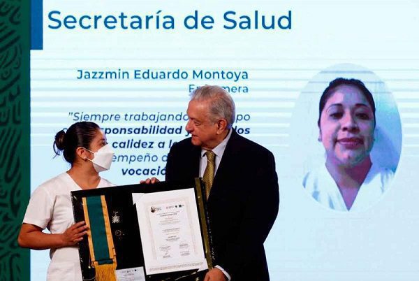 AMLO entrega condecoración Miguel Hidalgo a personal de salud