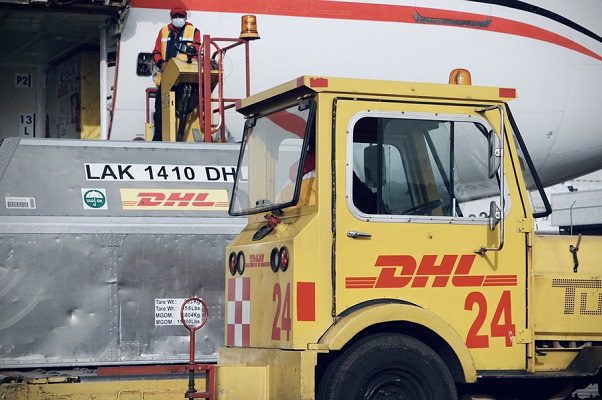 Arriban a México 1.75 millones de vacunas de Moderna donadas por EE.UU.