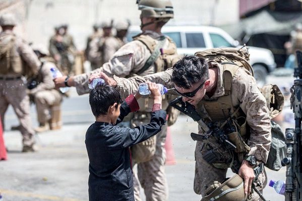 Rusia inicia desalojos de Afganistán y realiza maniobras militares en Tayikistán