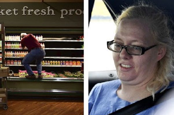 Dan un año de cárcel a mujer por toser alimentos de supermercado