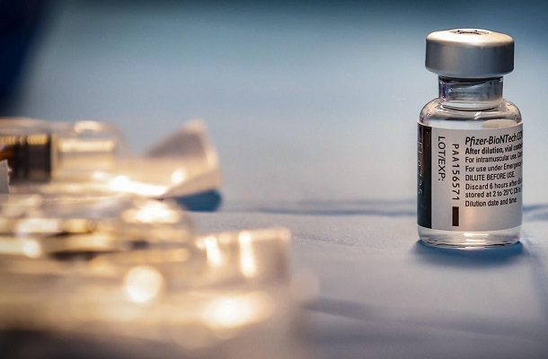 Protección de vacunas Pfizer y AstraZeneca disminuye tras 6 meses, alerta estudio