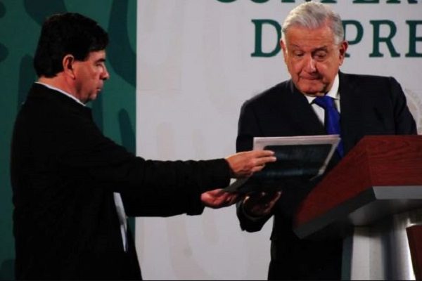 AMLO anuncia que su libro sale a la venta este fin de semana
