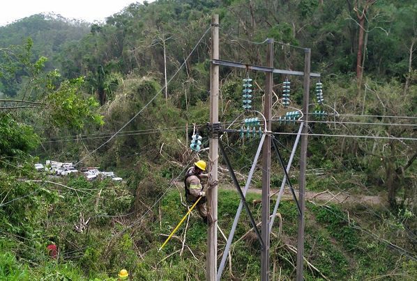 CFE restablece al 93% el servicio eléctrico dañado por paso de “Grace”