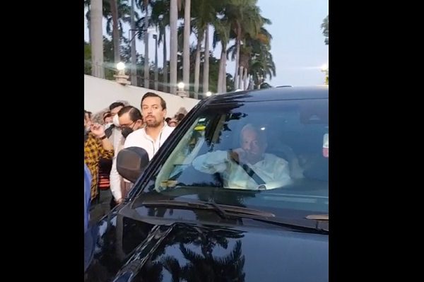 Maestros de CNTE impiden paso de AMLO a la mañanera #VIDEOS