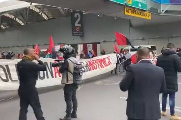 Miembros del Sindicato de Notimex bloquean acceso al AICM