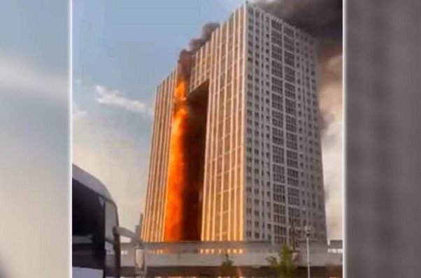 Se incendia rascacielos en Dalian, China #VIDEOS