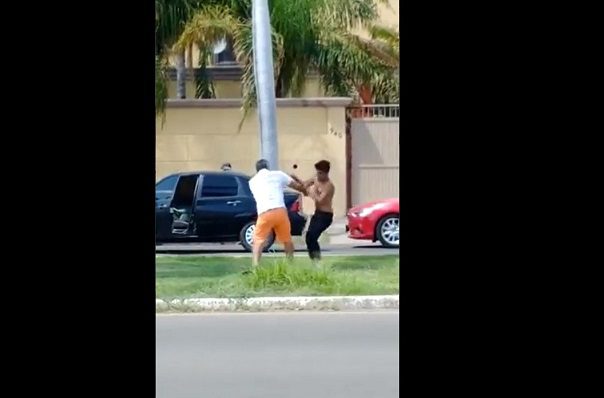 Limpiaparabrisas noquea a conductor de auto, en Sonora #VIDEO