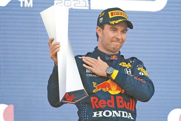 "Checo" Pérez renueva contrato con Red Bull
