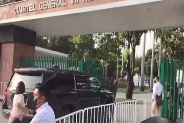 Tras más de dos horas, maestros de la CNTE "liberan" a AMLO