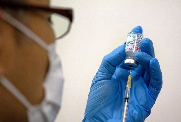Japón suspenden nuevos lotes de vacunas contra Covid-19 de Moderna