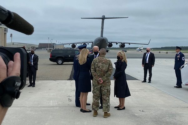 Biden recibe los restos de los 13 soldados muertos en atentado en Kabul