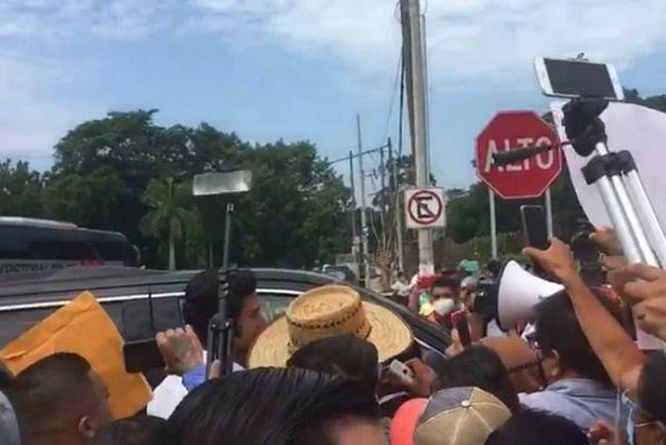 Por tercer día consecutivo, maestros del CNTE bloquean paso a AMLO