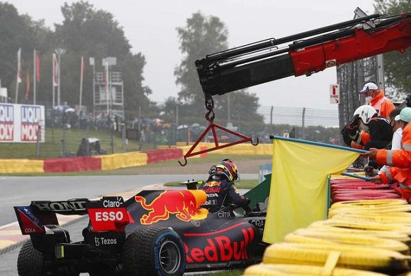 Tras chocar en el calentamiento, ‘Checo’ Pérez abandona GP de Bélgica