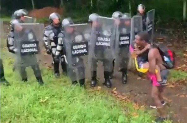 Caravana migrante se enfrenta a GN en Chiapas #VIDEOS