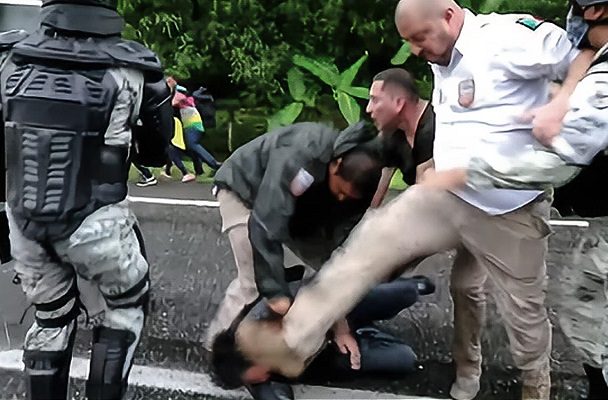 INM reconoce que funcionarios golpearon a migrantes en Chiapas