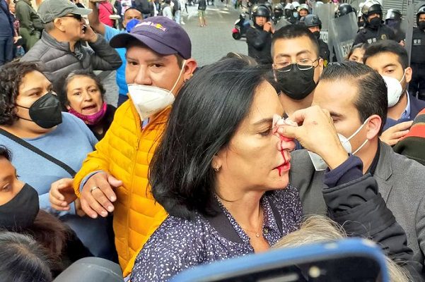 Policías agreden a la alcaldesa electa Lía Limón en Congreso CDMX #VIDEO