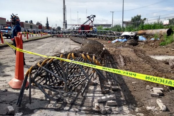 Se desploma grúa y mata a cinco trabajadores, en Ecatepec