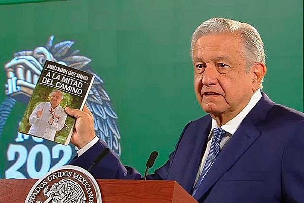 AMLO recomienda a adversarios leer su libro ‘A la mitad del camino’