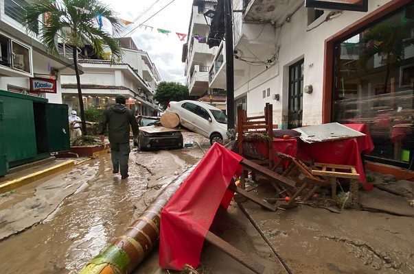 Enrique Alfaro pide ayuda a AMLO para rehabilitar escuelas dañadas por 'Nora'