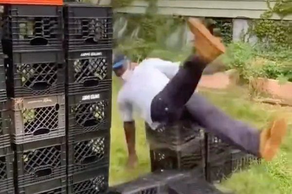 Por considerarlo peligroso, TikTok prohíbe el “Milk Crate Challenge”