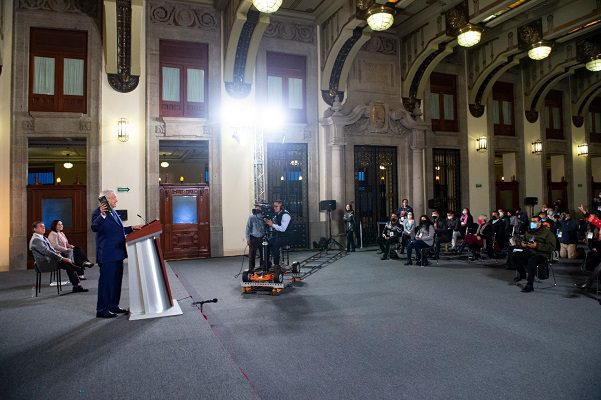 "Un día muy importante", dice AMLO sobre regreso a clases