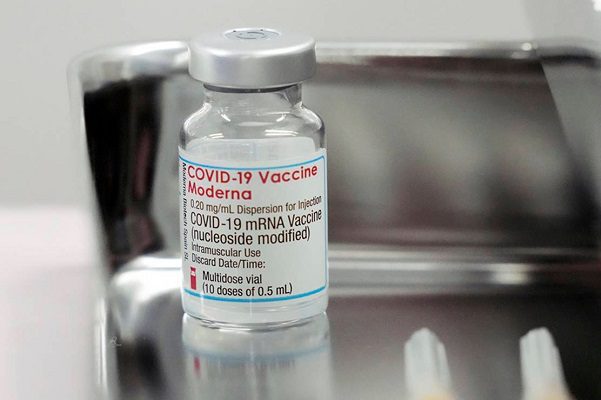 Vacuna de Moderna generó doble cantidad de anticuerpos que la de Pfizer