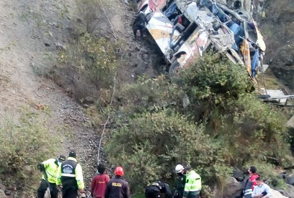 Al menos 29 muertos tras caída de autobús a precipicio, en Perú