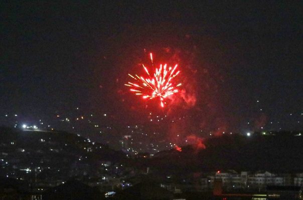 Con fuegos artificiales y disparos al aire, talibanes celebran la salida de EE.UU.