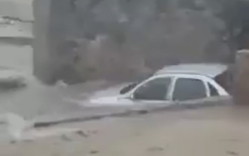 Carro es arrastrado al mar en Vallarta