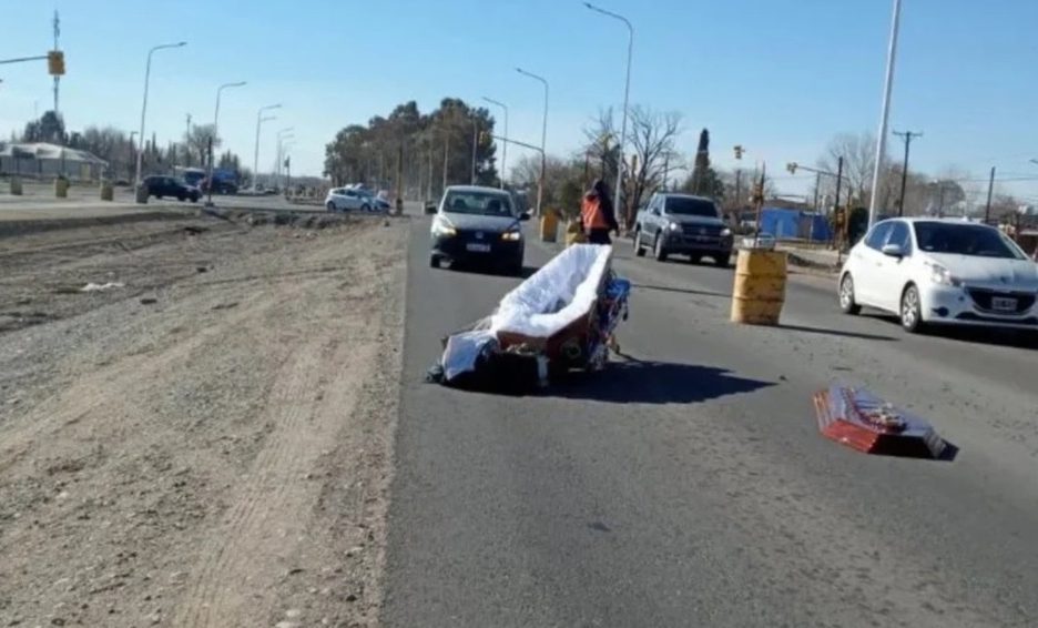 Carroza pierde ataúd y cuerpo en carretera de Argentina