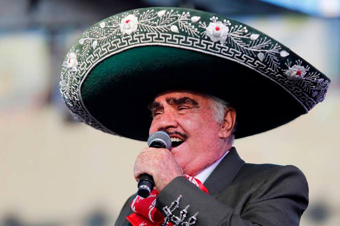 Realizan traqueostomía a Vicente Fernández, permanece despierto