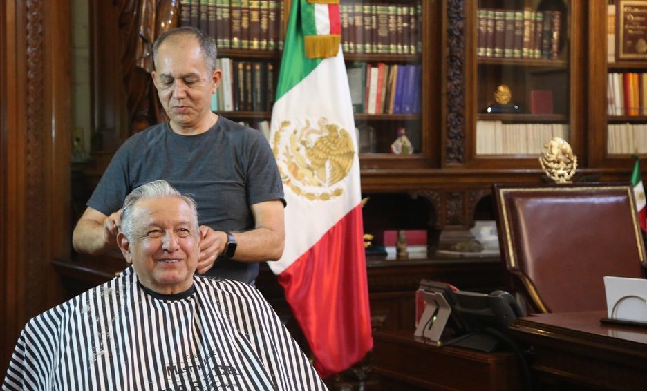 Solo mi peluquero me toma el pelo; AMLO presume nuevo corte
