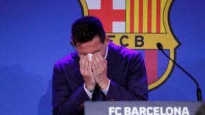 Lionel Messi llora al despedirse del Barcelona