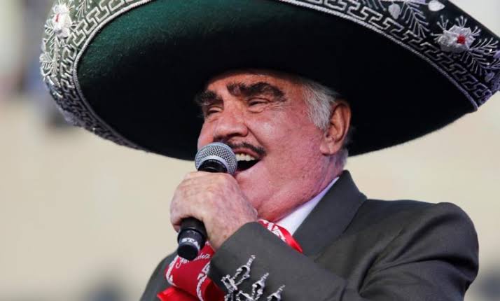 Fanáticos pintan mural y dejan flores para pedir por salud de Vicente Fernández