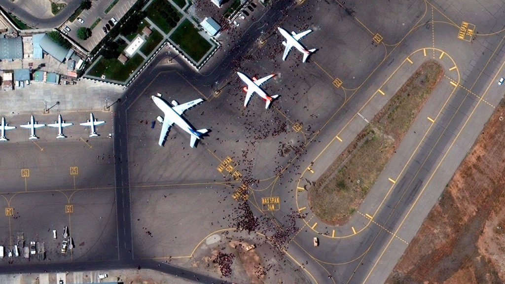 Confrontación en aeropuerto de Kabul deja 7 muertos