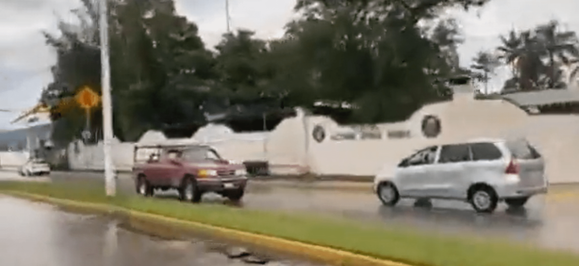 Sujeto conduce camioneta en reversa y a alta velocidad en Jalisco #VIDEO