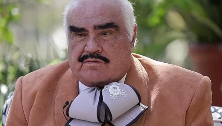 Vicente Fernández continúa crítico de salud, pero estable