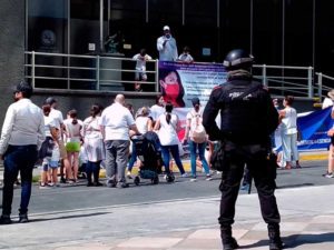 Marchan en Nuevo León en exigencia de clases presenciales