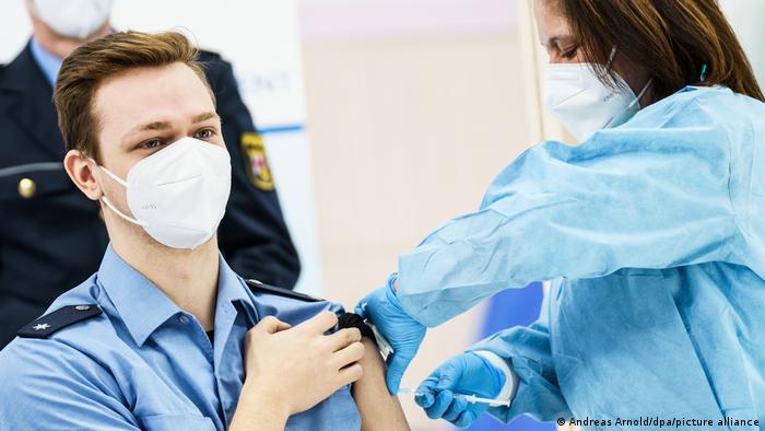 También Alemania aplicará tercera dosis de vacuna contra covid-19