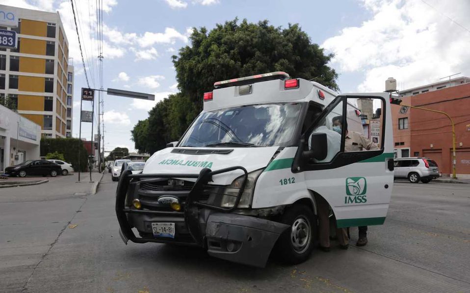Ambulancia del IMSS choca contra vehículo particular en Puebla