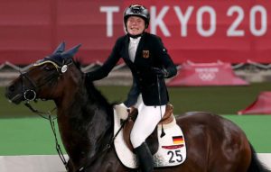 Denuncian a atleta de equitación  por maltrato animal en Tokio 2020