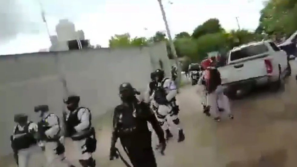 #VIDEO Miembros de la Guardia Nacional son apedreados en Oaxaca
