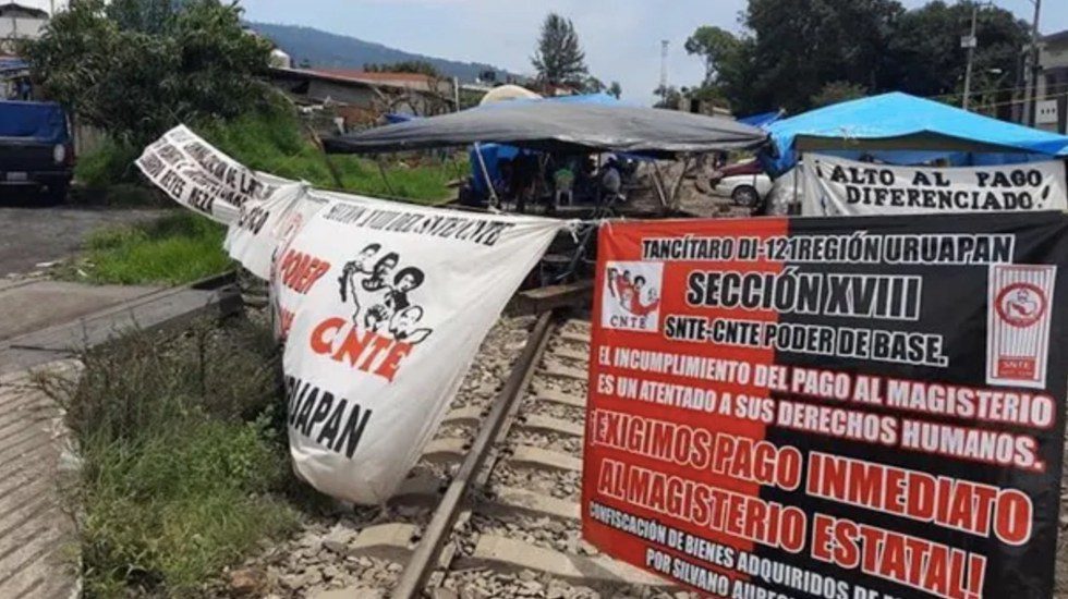 Maestros reinstalan bloqueo de tren en Michoacán