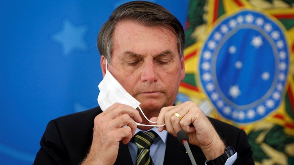 Busca Bolsonaro poner plazo en Brasil para terminar con uso del cubrebocas