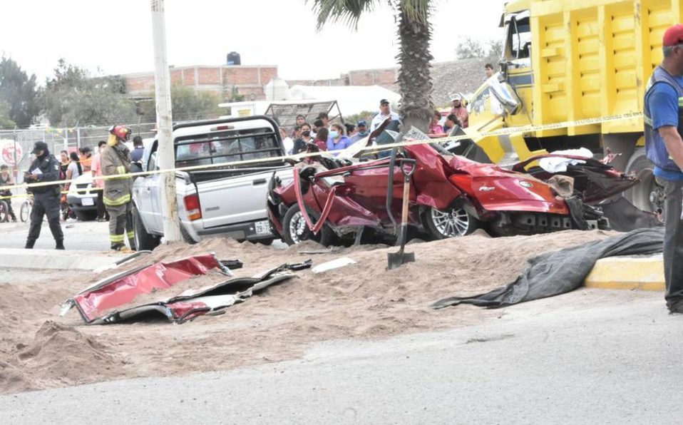 Camión de carga cae sobre autos en Zacatecas
