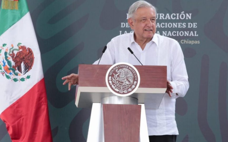 Colocan vallas alrededor de evento de AMLO tras bloqueo de CNTE