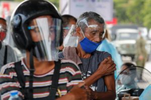 Por noticias falsas miles de filipinos atestan sitios de vacunación