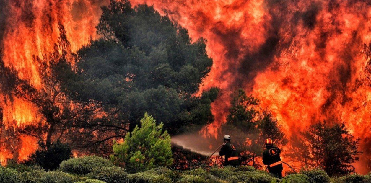 Incendios amenazan un monasterio y una docena de aldeas en Grecia