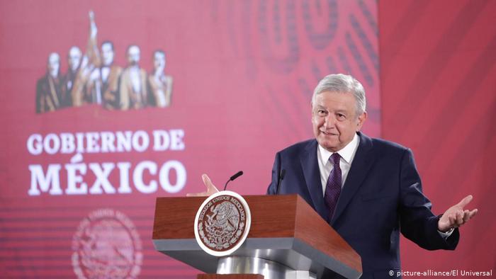 AMLO pide canción ‘Los caminos de la vida’ y exhorta a enfrentar adversidades